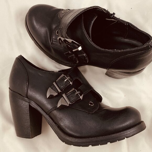 Black Report Low Cut Ankle Boot - Picture 2 of 4